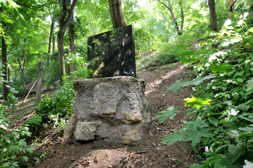 Krystian Czaplicki, The Minimalist Object, 2009, concrete, granite, Park Špilberk